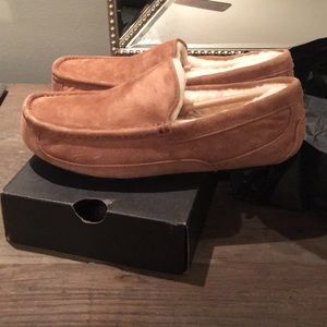 Men Ugg slipper size 8.   New with tags and box